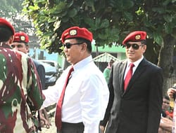 Agus Gombong saat mendampingi Prabowo Subianto di suatu acara TNI